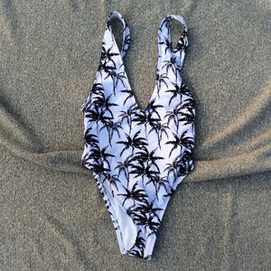 FLATTERING ONE PIECE